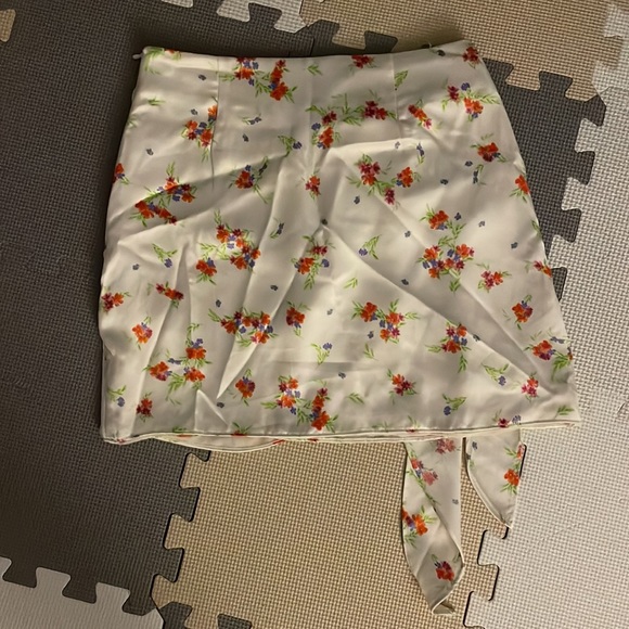 Zara - white floral mini skirt with design at side - Picture 4 of 4